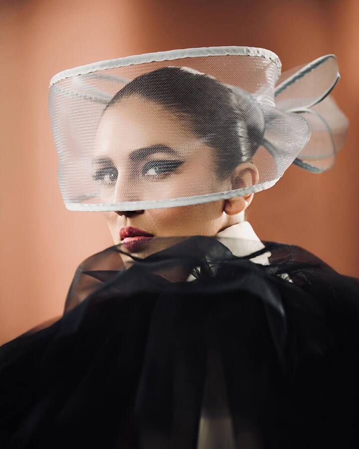 The diva captioned the photos, 