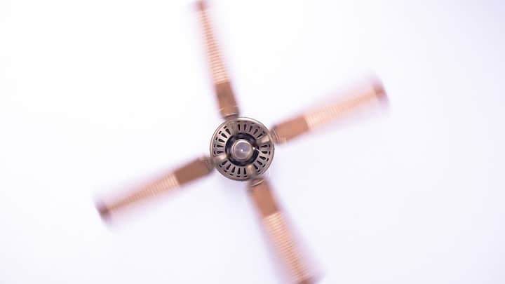 हालांकि यह एक ऑप्टिकल भ्रम है, जिसको कि परमानेंट ऑब्जेक्ट इफेक्ट कहा जाता है. दरअसल हमारी आंखें एक निश्चित गति से ऊपर की चीजों को अलग-अलग नहीं देख पाती हैं.