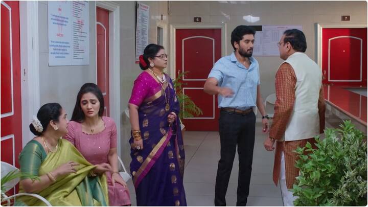 కార్తీక్ దశరథ్ని చూసేందుకు ఆస్పత్రికి వెళ్తాడు. కానీ దశరథ్, సుమిత్ర కార్తీక్ని అడ్డుకుంటారు. దశరథ్ బతికున్నాడో లేదో చూడడానికి వచ్చావా అంటూ ఆపేస్తారు. (Image Credit: jio+ Hotstar)