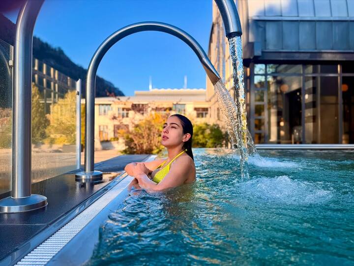 यहां सारा पूल में रिलैक्स करती दिख रही हैं. इस दौरान उन्होंने येलो कलर की बिकिनी पहनी हुई है.