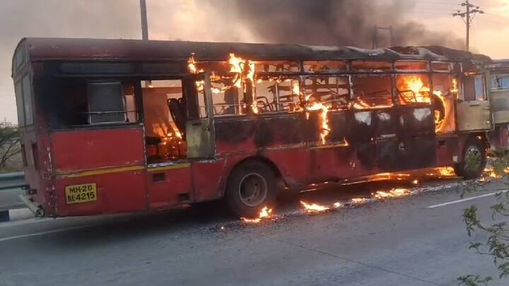 दक्षिण सोलापूर तालुक्यातील कुंभारी गावाजवळ ही घटना घडली असून या दुर्घटनेत बस जळून खाक झाली आहे.