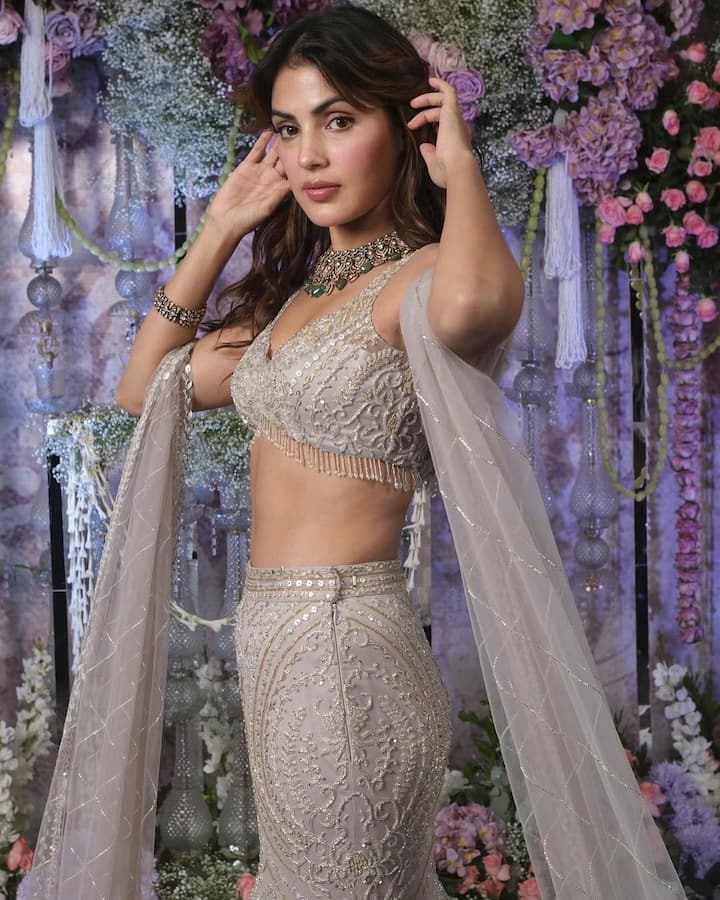 He completed his look with a heavy neckpiece and open hair. Also done a lot of light makeup.
