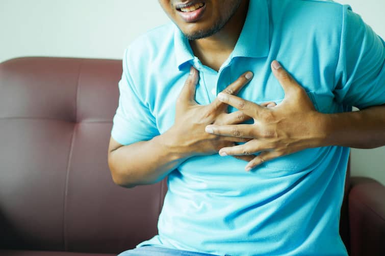 Heart Attack: হার্ট অ্যাটাক হতে পারে যখন-তখন, জানান দেয় শরীরই, বুঝবেন কীভাবে?