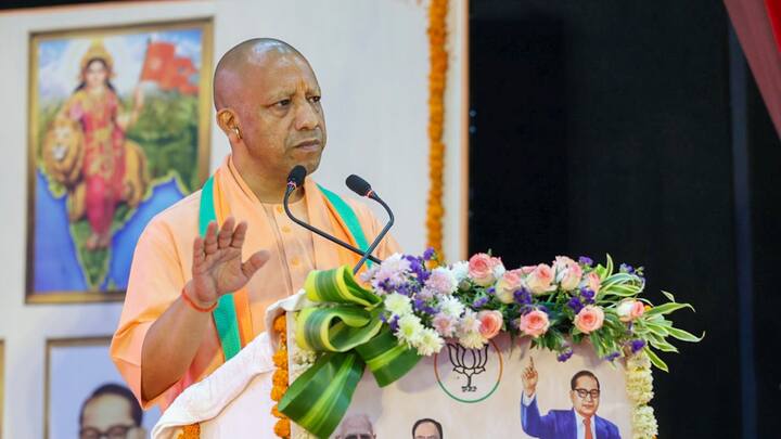 मुख्यमंत्री योगी आदित्यनाथ ने इस उपलब्धि पर प्रसन्नता जाहिर करते हुए कहा कि राम मंदिर का निर्माण न केवल धार्मिक आस्था का प्रतीक है, बल्कि यह देश की सांस्कृतिक और सामाजिक एकता का भी प्रतीक है. उन्होंने कहा कि यह मंदिर भारत की सनातन संस्कृति को विश्व पटल पर मजबूती से स्थापित करेगा. मुख्यमंत्री ने इस कार्य से जुड़े सभी लोगों की सराहना की और इसे ‘नए भारत’ की दिशा में ऐतिहासिक कदम बताया.