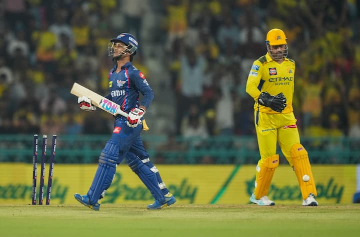 धोनी आता आयपीएलमध्ये 200 बळी घेणारा पहिला खेळाडू बनला आहे.