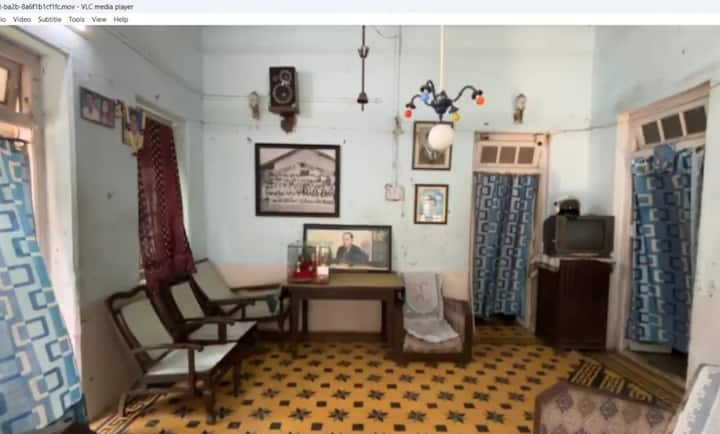 बाबासाहेबाच्या अशा स्मृती आपल्या घरात असल्याने अभिमान वाटतो अशी प्रतिक्रिया पसलेलू कुटुंबिय व्यक्त करतायत.