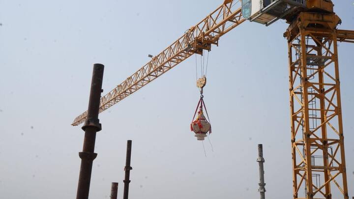 Ram Mandir Ayodhya: अयोध्या में बन रहे भव्य श्रीराम मंदिर के निर्माण कार्य ने एक और ऐतिहासिक मुकाम हासिल कर लिया है. सोमवार को मंदिर के मुख्य शिखर पर वैदिक विधि-विधान के अनुसार कलश की स्थापना की गई.