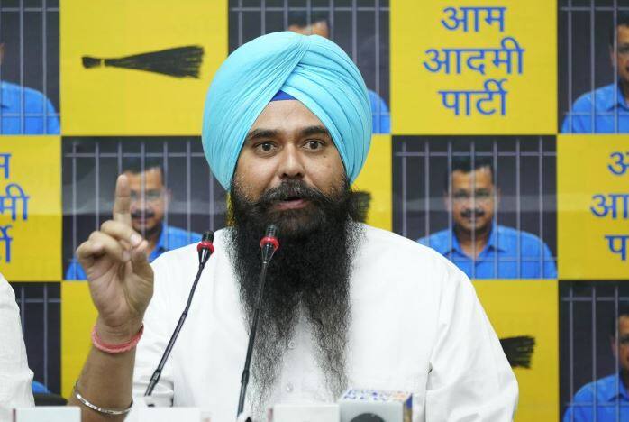 Despite Being Summoned Partap Bajwa Didn't Appear Before Police 'ਟੀਵੀ 'ਤੇ ਘੰਟਿਆਂ ਬੱਧੀ ਭਾਸ਼ਣ, ਪਰ ਜੇ ਪੁਲਿਸ ਬੁਲਾਵੇ ਤਾਂ ਸਮਾਂ ਨਹੀਂ ! ਬਾਜਵਾ ਜੀ, ਡਰ ਕਿਸ ਗੱਲ ਦਾ ?'