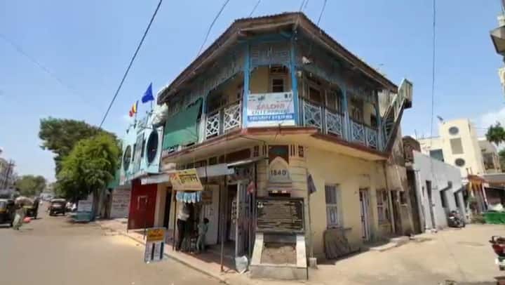 डॉ. बाबासाहेब आंबेडकर यांच्या स्मृतींना आज अभिवादन करत असताना त्यांच्या असंख्य आठवणी आजही भारतीयांसाठी पूजनीय आहे. असाच अमूल्य ठेवा सोलापूरकरांनी जपून ठेवला आहे. महामानवाच्या 1937 साली डॉ. बाबासाहेब आंबेडकर हे सोलापूर दौऱ्यावर होते. बाबासाहेबांच्या या दौऱ्याच्या स्मृती सोलापूरकरांनी आज ही जपून ठेवल्या आहेत.