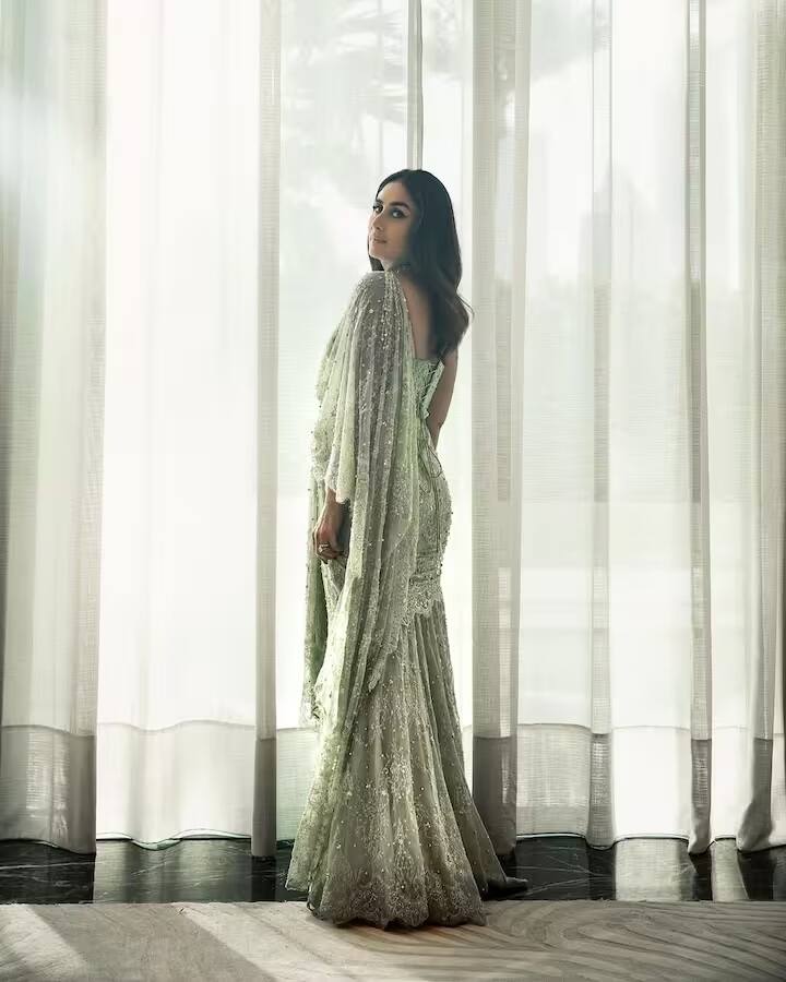 Kareena Kapoor Stunning Look: કરીના કપૂર ભલે સ્ક્રીન પર ઓછી જોવા મળે, પરંતુ તે સોશિયલ મીડિયા પર ઘણી એક્ટિવ રહે છે. બેબો ઘણીવાર તેના સુંદર ફોટા શેર કરે છે જે તેના ચાહકોને પ્રભાવિત કરે છે.