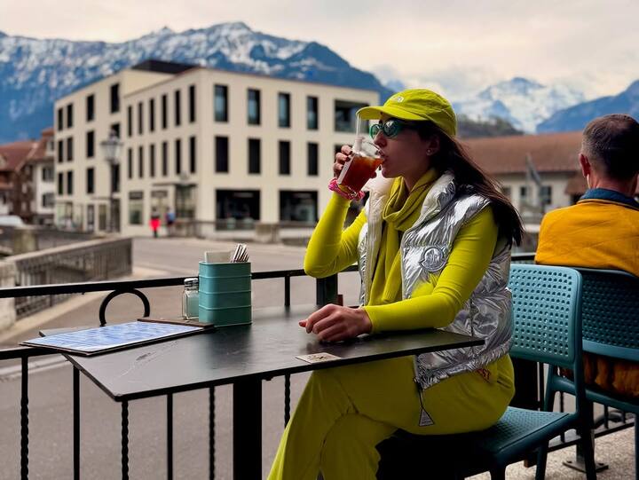 एक फोटो में एक्ट्रेस ड्रिंग का लुत्फ उठाती दिखीं.त