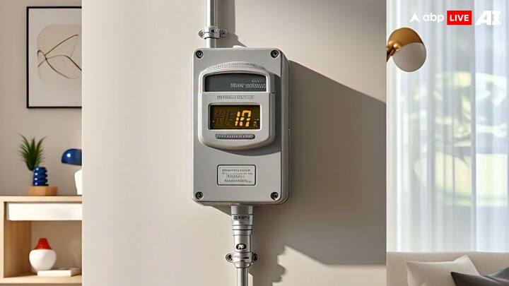 अगर AC लेना हो तो इनवर्टर टेक्नोलॉजी वाला या BEE का 5 स्टार रेटिंग वाला मॉडल ही चुनें. ये 30-40% तक बिजली बचाता है.