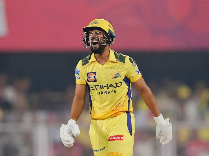 Ayush Mhatre CSK: ऋतुराज गायकवाडच्या कोपराला झालेल्या दुखापतीमुळं आयपीएलच्या उर्वरित मोसमातून त्याला माघार घ्यावी लागली आहे. त्यानंतर चेन्नईने 17 वर्षांच्या मराठमोळ्या क्रिकेटरला संधी दिली आहे.