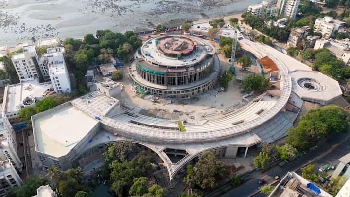 डॉ. बाबासाहेब आंबेडकर यांच्या स्मारकासाठी 1090 कोटी रुपयांचा खर्च अपेक्षित आहे. मात्र, या स्मारकाचे काम संथगतीने सुरु असल्याबद्दल आंबेडकरी अनुयायांनी नाराजी व्यक्त केली आहे.