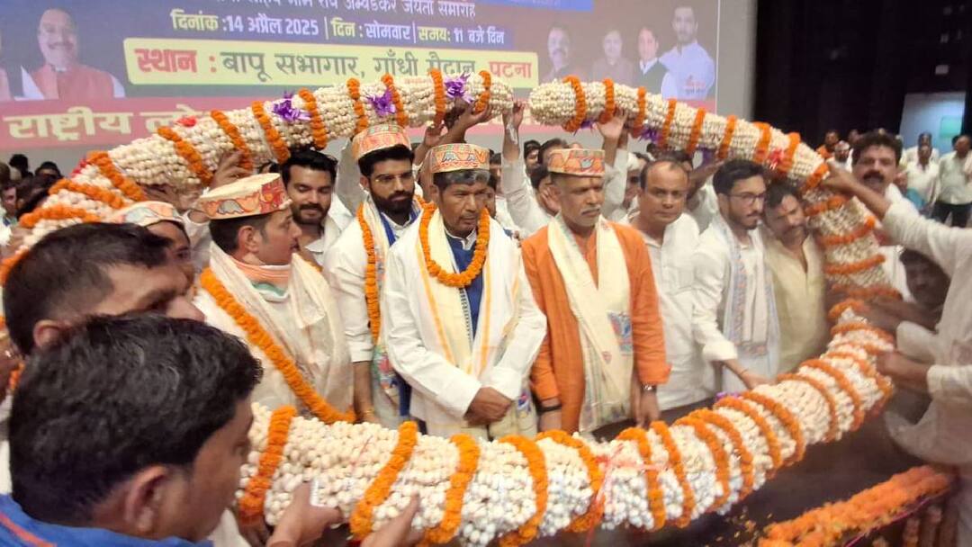 पासवान का नेता कौन? पशुपति पारस ने दिखाई अपनी ताकत, क्या चुनाव में चिराग को देंगे झटका Ambedkar Jayanti celebrated by Rashtriya Lok Janshakti Party Pashupati Paras in Bapu sabhagar ann पासवान का नेता कौन? पशुपति पारस ने दिखाई अपनी ताकत, क्या चुनाव में चिराग को देंगे झटका