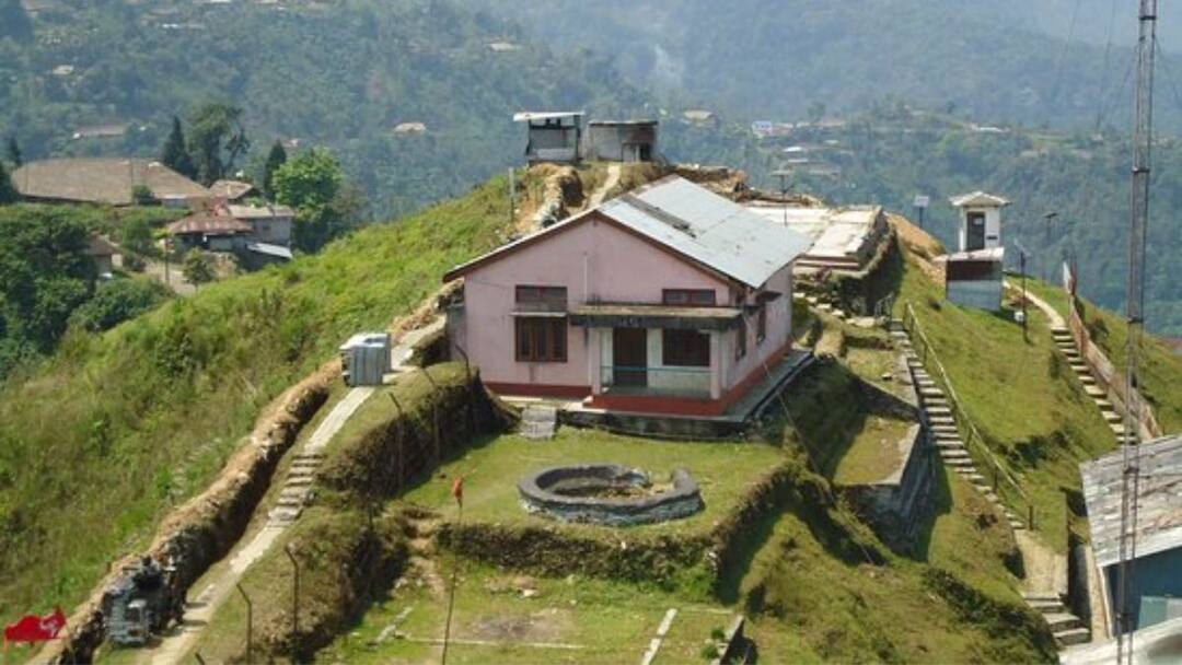 Longwa village situated on border of india and myanmar know this unique village दुनिया का अनोखा गांव, जहां लोग एक देश में खाते हैं और सोने के लिए जाते हैं दूसरे देश