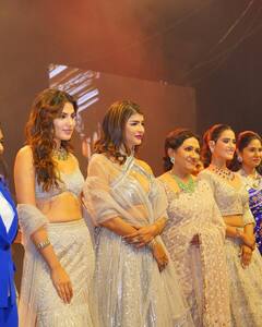 फिशकट लहंगे में स्टेज पर इतराईं रिया चक्रवर्ती, फोटोज देख फैंस बोले- 'तुम तो क्वीन हो'