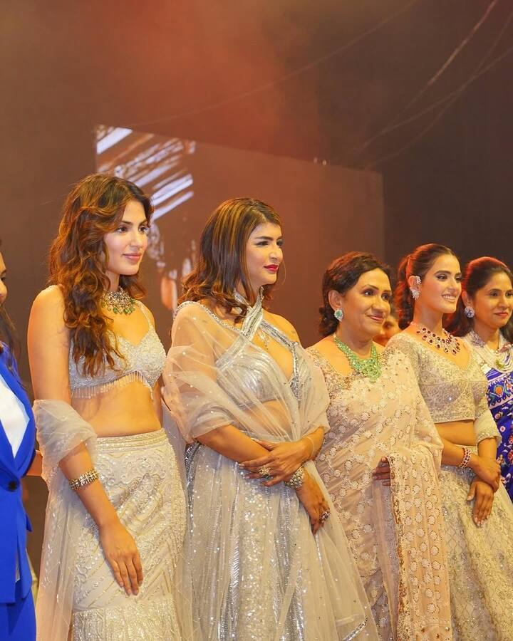 रिया ने इवेंट में अपनी वॉक से सभी को इंप्रेस कर दिया. वो स्टेज पर लहंगा पहनी नजर आईं.