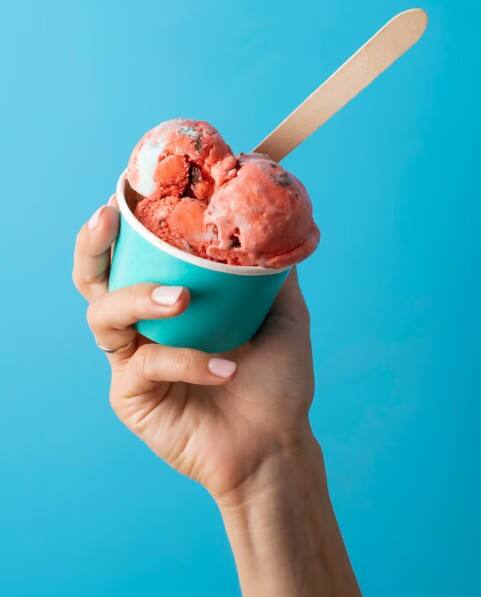 ਆਈਸਕਰੀਮ ’ਚ ਮਿਠਾਸ ਦੇ ਲਈ ਜ਼ਿਆਦਾ ਚੀਨੀ ਹੁੰਦੀ ਹੈ, ਜਿਸ ਨਾਲ ਸ਼ੂਗਰ ਦਾ ਲੈਵਲ ਵਧ ਸਕਦਾ ਹੈ ਅਤੇ ਲੰਬੇ ਸਮੇਂ ’ਚ ਡਾਇਬਟੀਜ਼ ਦਾ ਖ਼ਤਰਾ ਹੋ ਸਕਦਾ ਹੈ।