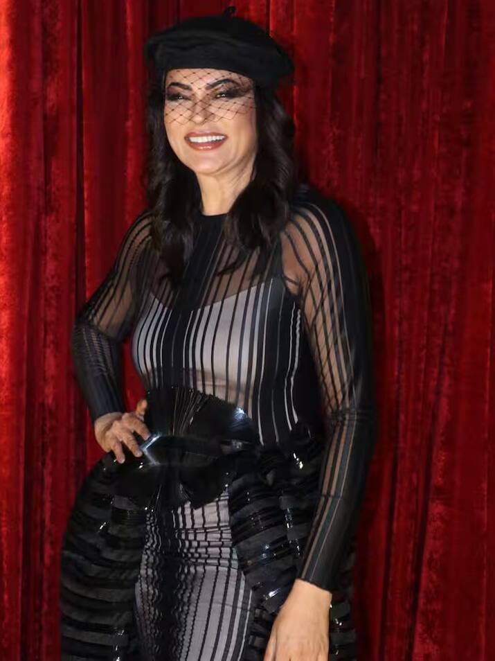 સુષ્મિતાએ આ કાર્યક્રમમાં પાપારાઝી માટે ઘણા બધા પોઝ આપ્યા. તેના ફોટા વાયરલ થઈ રહ્યા છે.