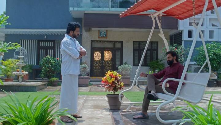 మరోవైపు హరివర్దన్ పురుషోత్తంని పిలిచి మాట్లాడతాడు. నా కూతురు నా ఇంటికి రావట్లేదు. ఆ దేవా నీ దగ్గరే పనిచేస్తున్నాడు కదా. అందుకే నీ మీద టార్గెట్ చేశానని చెప్తాడు.  (Image Source : Jiohotstar)