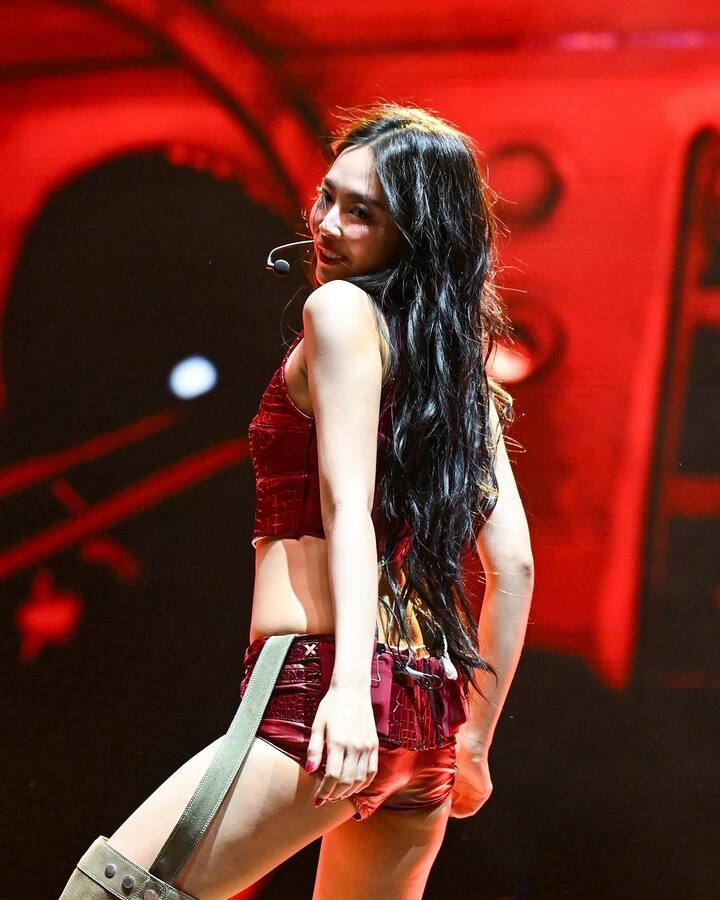 The K-pop idol drew praise not just for her vocals and visuals, but also for her energetic choreography.