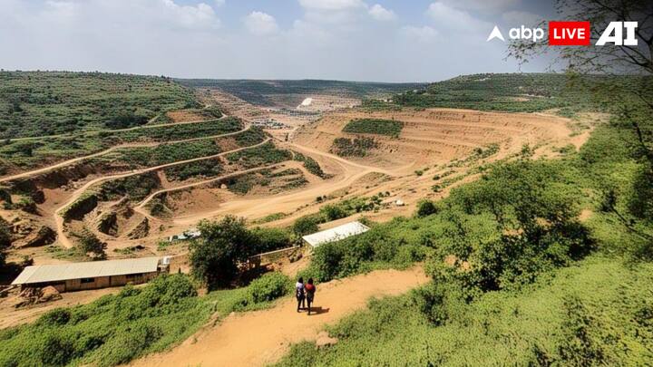 कर्नाटक का कोलर गोल्ड फील्ड (KGF) भारत की सबसे पुरानी और सबसे गहरी सोने की खदान है. इस 3.2 किलोमीटर गहरी खदान को 1880 में अंग्रेजों ने स्थापित किया था, जो कि साल 2001 तक  संचालित रहा. भारत की सबसे पुरानी सोने की खदान जब तक संचालित हुए तब तक इसमें से करीब 800 टन सोने का उत्पादन किया गया.