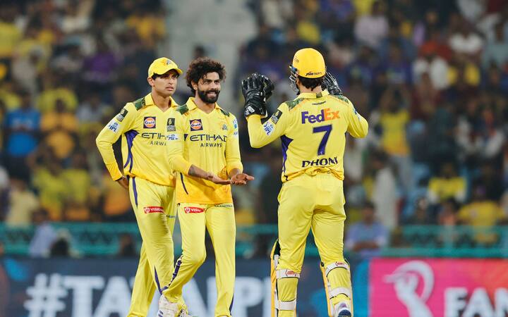 चेन्नईकडून रवींद्र जडेजाने २ बळी घेतले. नूर अहमदला बळी घेता आला नाही, मात्र त्याने 4 षटकांत केवळ 13 धावा देत लखनौला आक्रमकतेपासून रोखले.