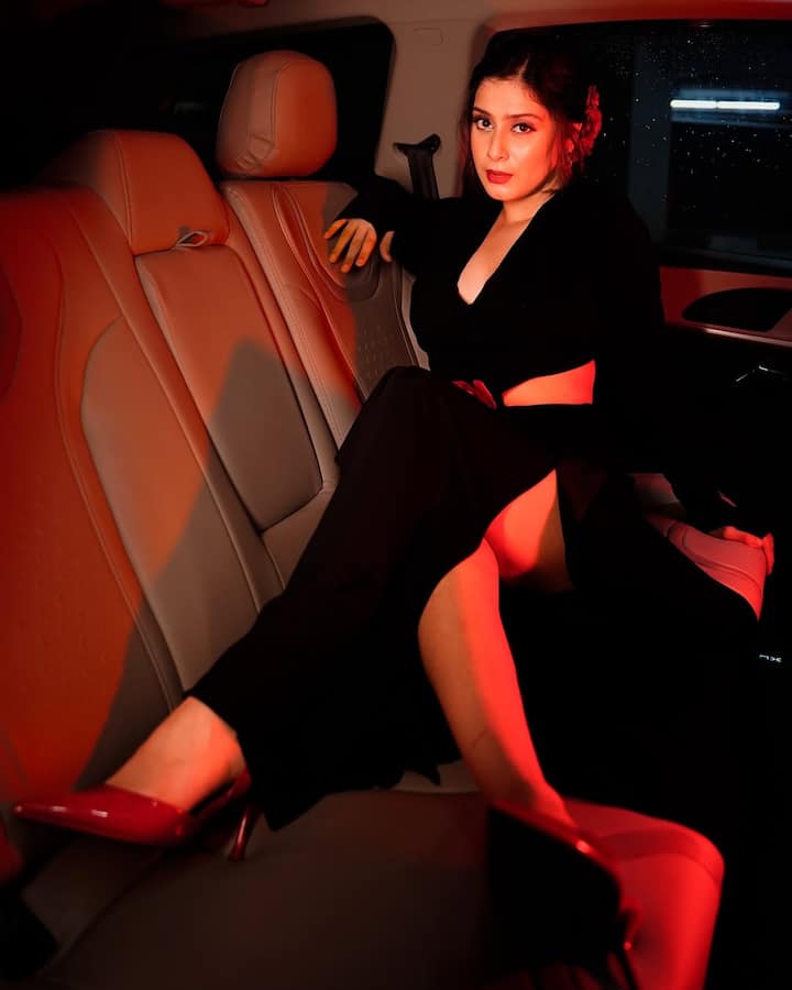 Asked about what they find it difficult to play during work, playing a completely different character or playing a similar character with the actress, Isha said, 'I get a different kind of happiness from the work and this increases my confidence. I feel proud that I am a versatile actress, who can play any role.