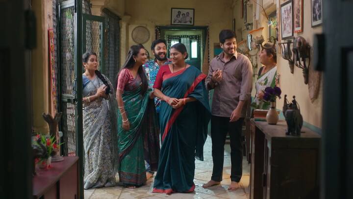 మిధున రేపు స్పెషల్ ఏంటి అత్తయ్యా అని అడుగుతుంది. రేపు మా పెళ్లిరోజని చెప్తుంది శారద. అంటే మీకు బాగా గిఫ్ట్​లు వస్తాయి కదా అంటుంది.