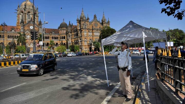 गेल्या तीन-चार दिवसांपासून मुंबई आणि मुंबई उपनगरात उन्हाचा चटका वाढला आहे. उष्ण आणि दमट तापमानाचा येलो अलर्ट मुंबई ठाण्यासह पालघर रायगड मध्येही देण्यात आला आहे.