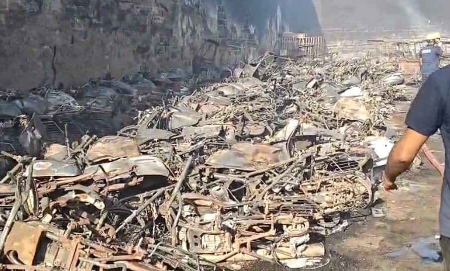 Kutch: ભુજની જૂની જેલ કમ્પાઉન્ડમાં ભયાનક આગ, વાહનોમાં થયા વિસ્ફોટ