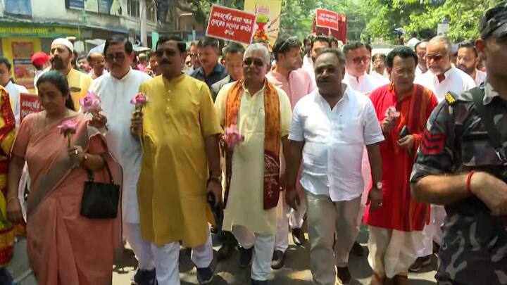 বিজেপির শোভাযাত্রায় এদিন সামিল হতে দেখা গিয়েছে শমীক ভট্টাচার্য, বিজেপির প্রাক্তন রাজ্য সভাপতি দিলীপ ঘোষকেও।