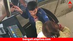 পরপর ৭ চড় টোলপ্লাজার কর্মীকে ! মহিলার কাণ্ডে শোরগোল; চটে লাল নেটিজেনরা