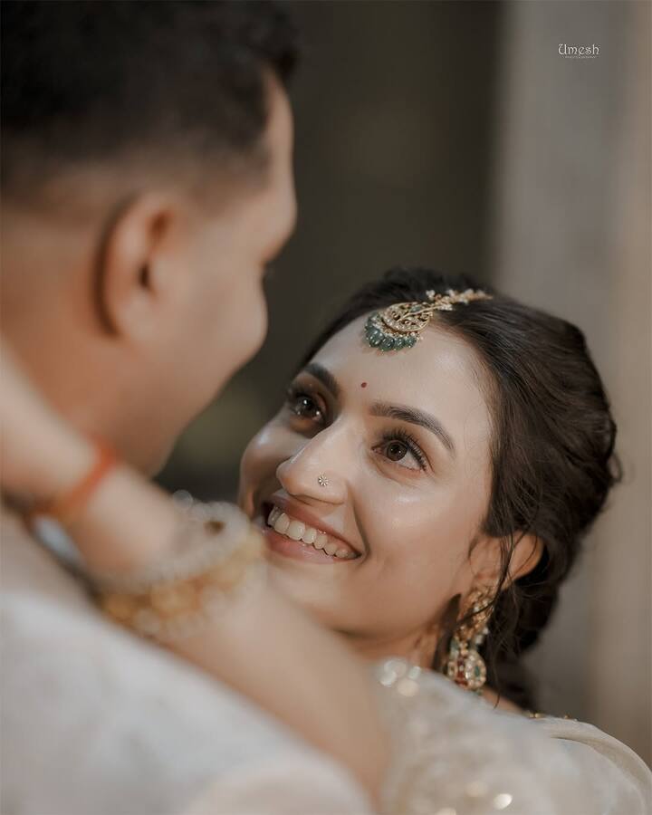 The couple’s chemistry was on full display in the photos—holding hands, exchanging loving glances, and laughing together.