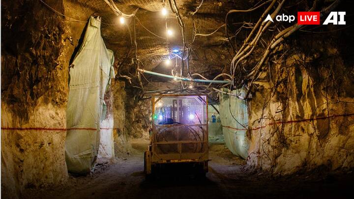 इस लिस्ट में दूसरी सबसे महत्वपूर्ण सोने की खदानों में कर्नाटक के हट्टी गोल्ड माइन्स का नाम भी शामिल है. यह सोने की खदान भी कर्नाटक राज्य के रायचूर जिले में स्थापित है. जो हर साल करीब 1.8 टन सोना का उत्पादन करती है.