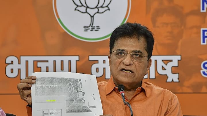 दरम्यान पोलीस प्रशासनाने ही परिस्थिती हाताळत त्यांचा ताफा सहीसलामत या मार्गावरुन काढून दिला.