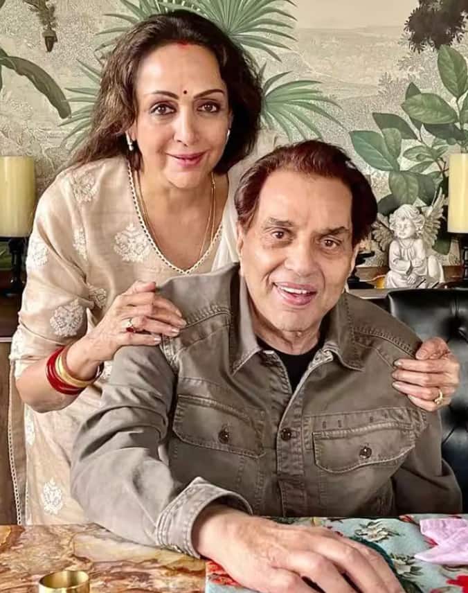 बता दें कि धर्मेंद्र की पहली शादी प्रकाश कौर के साथ हुई थी. इस शादी से उन्हें 4 बच्चे दो बेटे और दो बेटियां हैं. इसके बाद दूसरी शादी धर्मेंद्र ने हेमा मालिनी से की थी. धर्मेंद्र और हेमा को दो बेटियां हैं. धर्मेंद्र ने प्रकाश को तलाक दिए बिना धर्म बदलकर हेमा से शादी की थी.