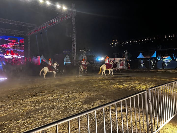 बता दें कि तीन दिनों तक चले इस आयोजन में अत्याधुनिक तकनीकों का उपयोग करते हुए 3डी ऑडियो, विशेष प्रकाश संयोजन और प्रभावशाली मंच सज्जा के माध्यम से सम्राट विक्रमादित्य के जीवन को जीवंत रूप में प्रस्तुत किया गया. मंचन ने दर्शकों को ऐतिहासिक युग में लौटने का एहसास कराया.