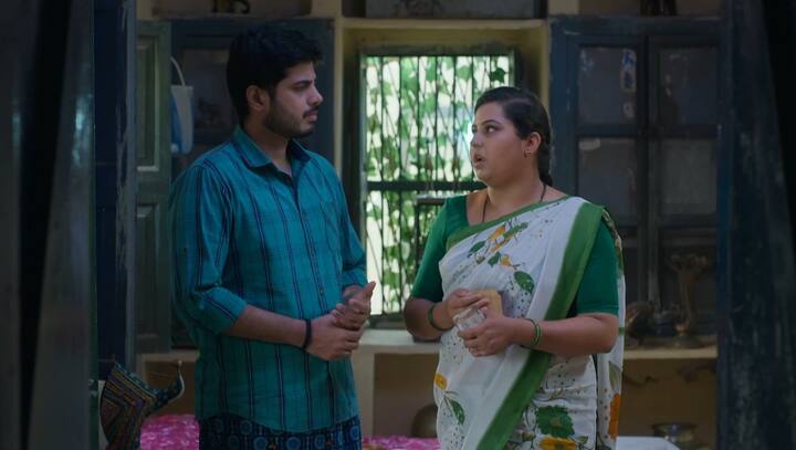 150 రూపాయలు జీతాన్ని భార్యకి ఇస్తాడు ఆనంద్. అవి లెక్కేసి.. అయ్యో కనీసం అత్తయ్యకి చీరకొనడానికి కూడా ఇవి సరిపోవు.