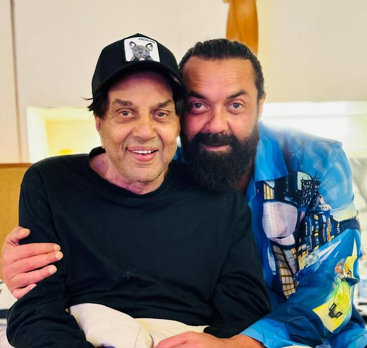 बॉबी ने कहा, 'जब उन्होंने करियर की शुरुआत की. इंडस्ट्री में एंट्री ली वो कभी भी लोगों से ऐसे नहीं मिलते थे जैसे कि स्टार्स किसी से मिलते हैं. वो इंसान की तरह उनसे मिलते थे. वो उनसे कनेक्ट करते थे. उन्होंने कई लोगों के लिए बहुत कुछ किया है. वो दिल के बहुत अच्छे इंसान हैं. यही कारण हैं कि पापा के लिए आज भी प्यार लोगों के दिलों में हैं.'.