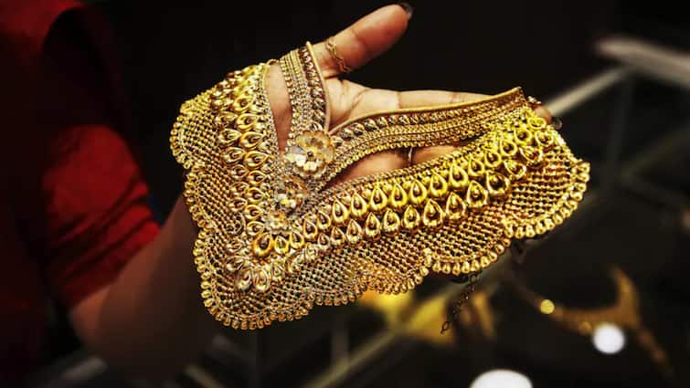 Gold Rate Jumps Past Rupees 71000 know what is the price today Gold Rate Shocks: பீதியை கிளப்பும் தங்கம் விலை.. ரூ.71,000-த்தை கடந்ததால் பொதுமக்கள் அதிர்ச்சி...