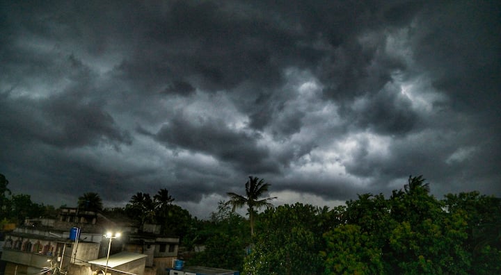 চৈত্রের শেষ দিনে দক্ষিণবঙ্গের অনেক জেলাতেই বজ্রবিদ্যুৎ-সহ বৃষ্টি হয়েছে বিক্ষিপ্তভাবে। রাতের দিকে শহরে এলোপাথারি হাওয়া দিয়েছে।