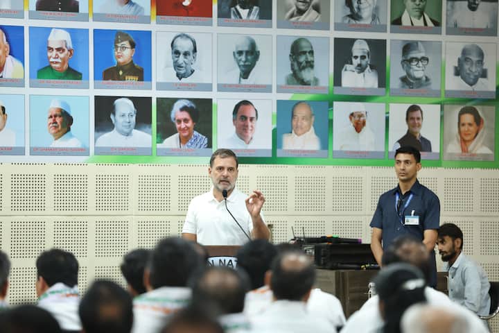 રાજીવ ગાંધી ભવનમાં રાહુલ ગાંધીની નેતાઓ સાથેની બેઠક પૂર્ણ થઇ ચુકી છે. કોંગ્રેસના નિરિક્ષકોને પ્રથમ બેઠકમાં જ જવાબદારી સોંપવામાં આવી છે.  1 કેન્દ્રીય નિરિક્ષક સાથે 4 નિરિક્ષકોની ટીમ તૈયાર કરવામાં આવી છે. નિરિક્ષકો જે તે જિલ્લાનો રિપોર્ટ 10 દિવસમાં  સબમિટ કરવા  રહેશે.