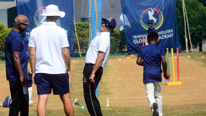 তাঁর দীর্ঘদিনের বন্ধু, সতীর্থ সচিন তেন্ডুলকরের তরফেও এই আর্থিক সাহায্য আসছে না।