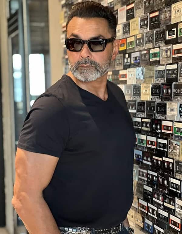वर्क फ्रंट की बात करें को बॉबी देओल को आश्रम और एनिमल से काफी फेम मिला. आश्रम ने बॉबी देओल के करियर को पलट किया. इस सीरीज में उनकी एक्टिंग सराही गई. वहीं एनिमल में वो विलेन के रोल में दिखे.