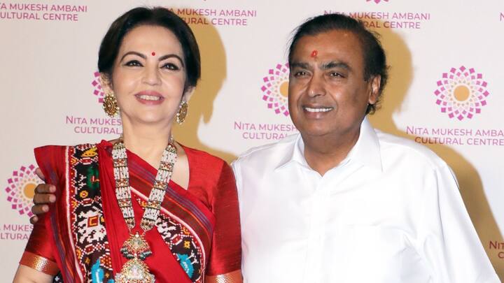 শিরডির সাঁই বাবা মন্দিরে পুজো দিতে গিয়েছিলেন মুম্বই ইন্ডিয়ান্সের মালকিন তথা শিল্পপতি মুকেশ অম্বানির স্ত্রী নীতা। সেখানেই এক ভক্ত তাঁকে দেখে আবদার করেন, 'ম্যাডাম, রোহিতকে অধিনায়ক করে ফেরান।'