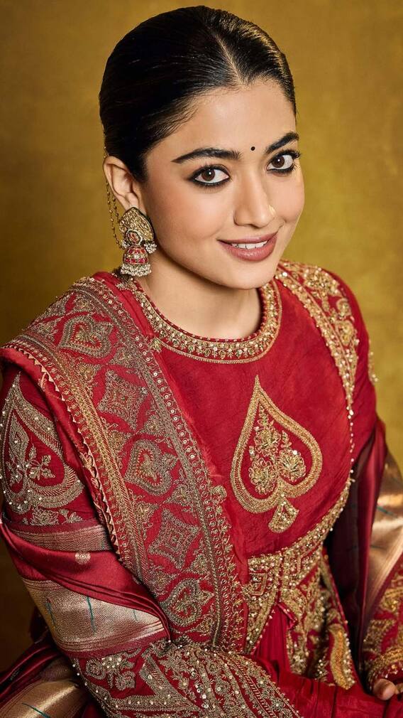 पहनना है स्टाइलिश ब्लाउज, तो रश्मिका मंदाना के इन लुक से लें टिप्स