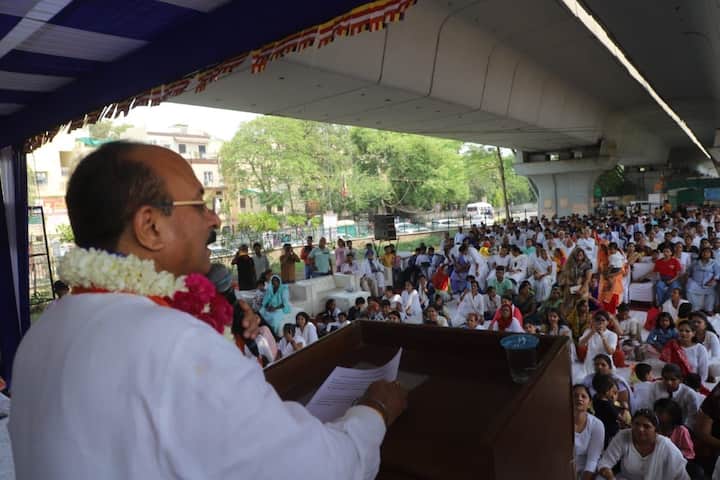 कार्यक्रम में शिक्षा मंत्री आशीष सूद ने कहा क हर साल बाबासाहेब की जयंती मनाने के लिए संघ का आभार है, लेकिन जिस पार्क में कार्यक्रम का आयोजन हो रहा है, उसकी हालत देखकर दुख होता है, इस पार्क की दुर्दशा पर रोना आता है.
