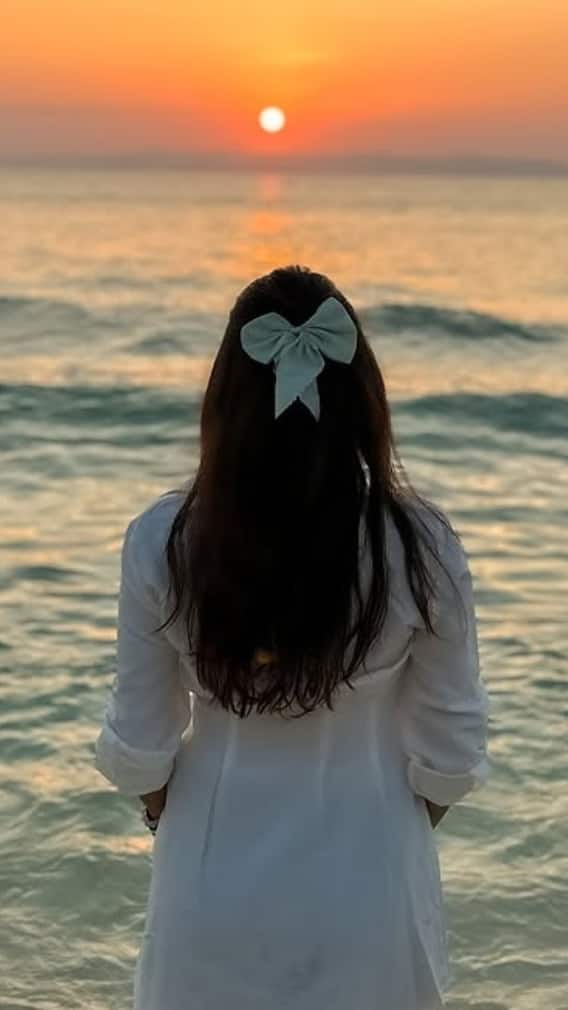 टीवी की राधा का ग्लैमरस अवतार, समुंदर किनारे फ्लॉन्ट किया फिगर